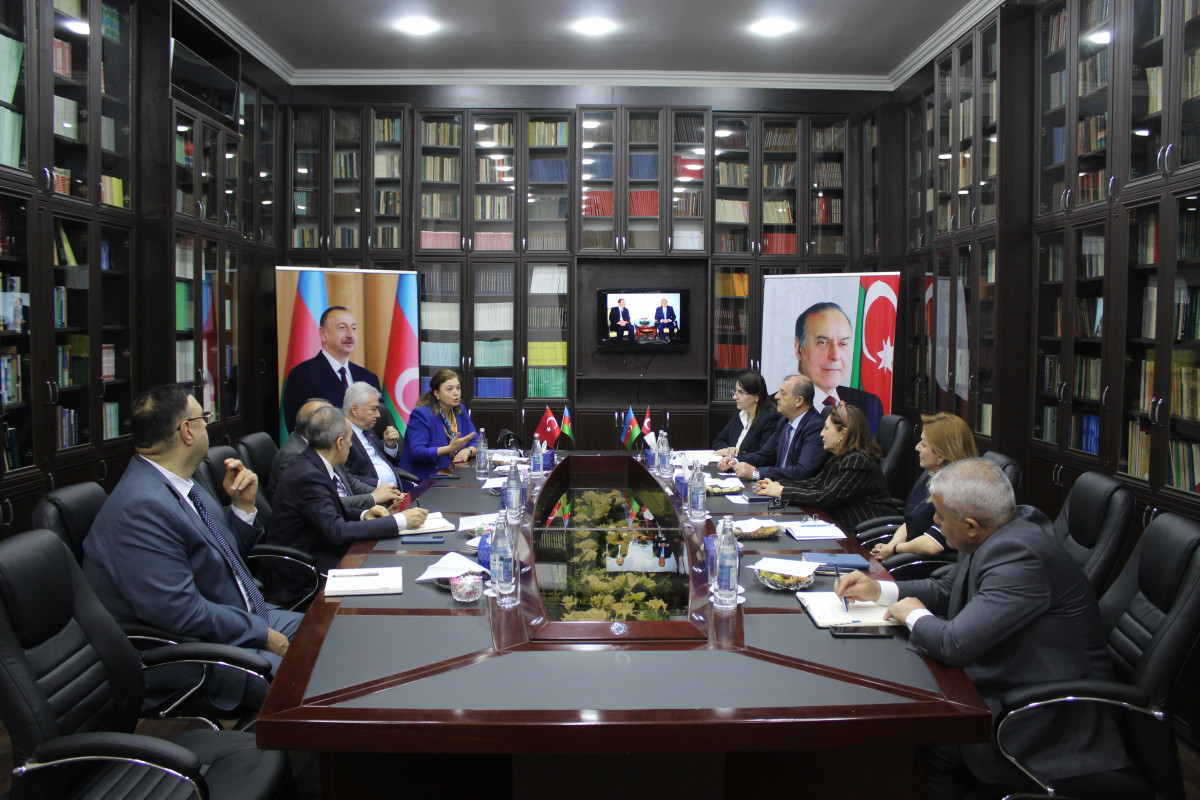 Məhkəmə Ekspertizası Mərkəzində Ankara Universitetinin professor-müəllim
heyəti ilə ekspertiza fəaliyyətinin elmi-tədqiqat istiqamətlərinin inkişaf etdirilməsi
istiqamətləri müzakirə edilib